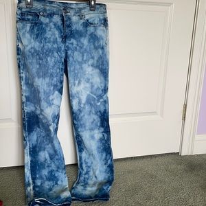 Soft,stretchy jeans with a unique bleached pattern